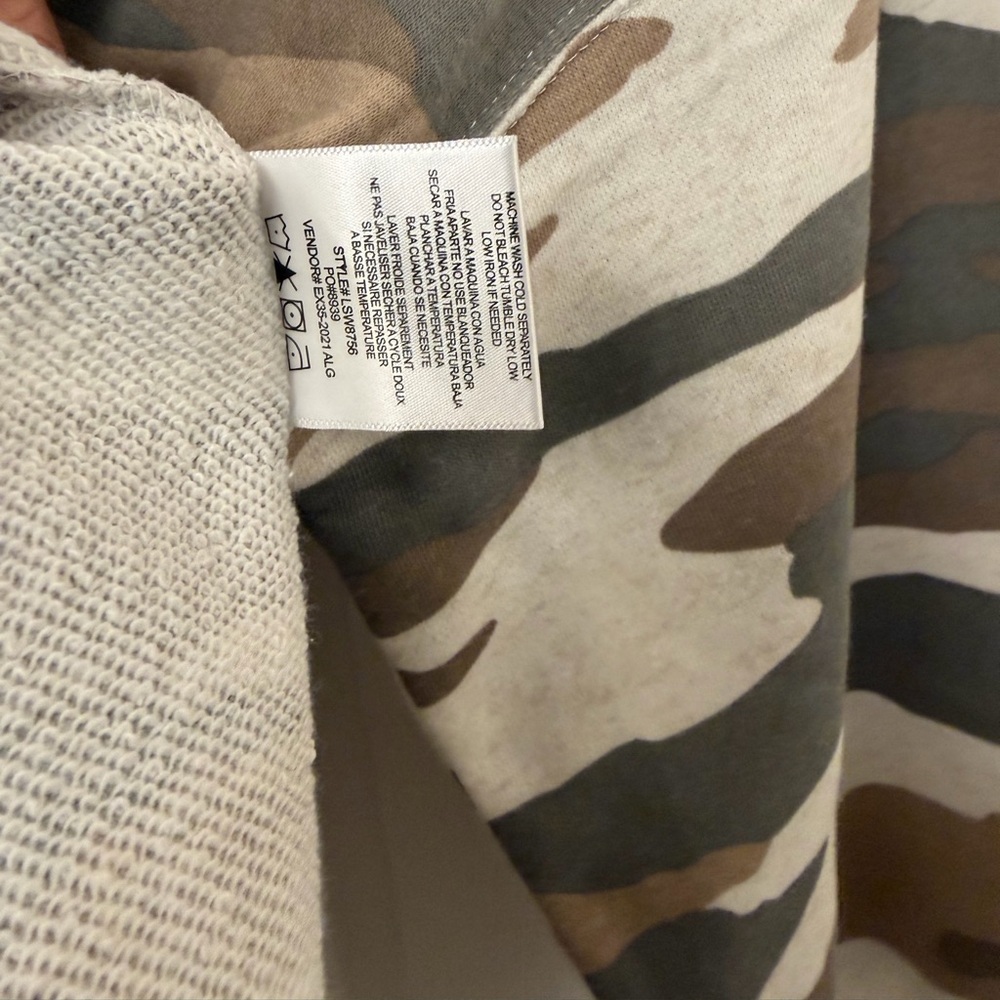 Bloom + Pop Camouflage Print Sweater Size Small - Picture 8 of 11